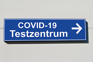 Covid-19-Testzentrum-Hinweisschild
